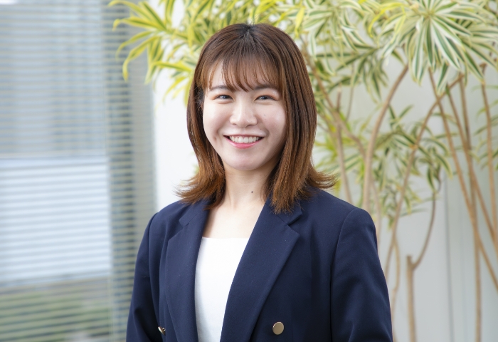 <span class="slide-no-interview no-green">02</span>「当たり前」を届ける責任と、潜在的ニーズを形にする挑戦。<br>商品の価値を最大化するパッケージ提案の醍醐味。