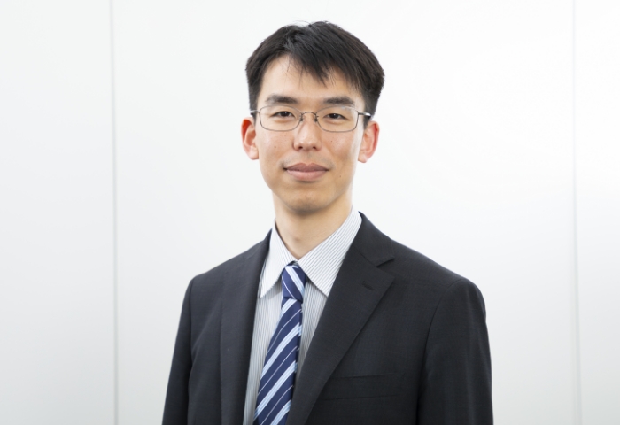 <span class="slide-no-interview no-blue">03</span>現場に入り込むからこそ見える「原料」の真価。<br>川下と川上をつなぎ、トレーディングの根幹を力強く支える。