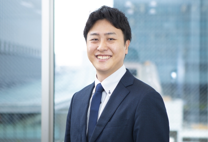 <span class="slide-no-interview no-red">04</span>素材メーカー時代に得たスキルと経験を生かして。<br>多角的な視点でパッケージの可能性を広げ、組織の底上げを担う！