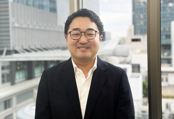 <span class="slide-no-interview no-blue">06</span>原材料取引担当を経て、海外駐在へ。<br>日本の包装技術を世界につなぎ、海外市場を開拓！