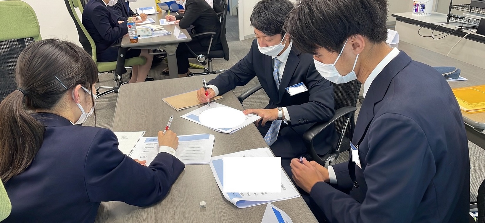 グループワークでお客様の気持ちや考えを答えるためあらゆる提案をしないといけないことがとても難しかったです。また、質問などされたときに全員が納得のいく提案を考えることがとても難しかったです。 経済学部 男性