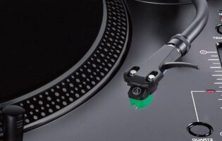 OEMとは、お客様先のブランド名で製品を提供することです。 音響機器以外を取り扱うこともあります。新規案件獲得のための営業活動はもちろん、受注後の納期管理・請求回収処理等も担当します。新しい製品をつくるので、技術・生産部門との協働も欠かせません。海外担当の場合、海外展示会に参加しての情報収集も行います。