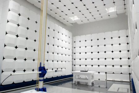 無線機器の開発には欠かせない電波暗室。