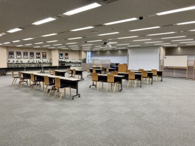 大人数での会議や研修ができる大会議室。奥には過去の製品たちが展示されています。