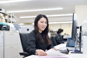 日本での生産に必要な部品の調達、海外工場で組み立てた完成品の輸入業務です。国内外の取引先とやり取りしながら、部品の発注、新製品の発売に向けた調整や受発注管理を担当します。発売に向けて社内外と連携し、スムーズな出荷をサポート。担当内容によっては年に1～2回ほど海外出張もあります。
