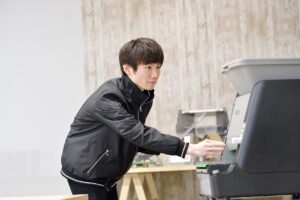 実は40年以上の実績がある食品加工機器。
その製品開発を中心に、企画から量産フォローまで一貫して携われる仕事です。技術力だけでなく、ユーザー視点や市場感覚も活かしながら「世界に通用するものづくり」を、関係部署と連携しながら、最前線でカタチにしていきます。