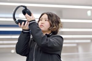 当社の技術的強みであるトランスデューサー（電気音響変換）に関わる職種のひとつ。
自社でドライバーユニットを設計・製造できる企業は世界でも指折り。オープン型もクローズ型も作ることができるのは、オーディオテクニカの強みです。
製品の企画から携わり、技術を注ぎ込むことができるため、日々検証、改良を重ねています。