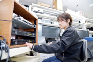 業務用音響機器のファームウェア開発を担当します。マイコン向けの組み込みソフト開発を中心に、企画段階から設計・実装・テストまで幅広く関わります。プロジェクト規模に応じてチーム構成も変わり、商品企画やシステム設計に携わるチャンスもあります。使用言語はC系、OSはFreeRTOSやμITRONです。