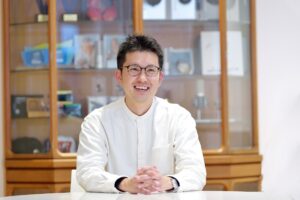 当社ブランド音響機器の商品企画職です。市場調査を行い、新製品コンセプトや製品仕様、販売戦略等を検討し、実行していきます。
商品の売上や環境からこれからのビジョンや対策を考え、グローバルに展開する当社新製品の企画、開発を推進しています。
音の入口から出口を作る会社として、市場調査から浮かび上がる「なぜ？」を大切に、音にこだわる人に向けた付加価値の高い製品を提供していきます。
