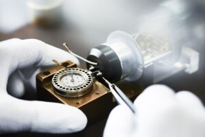 当社の技術的強みであるトランスデューサー（電気音響変換）に関わる職種のひとつ。
一人の声を多くの人に届けるマイクロホンの開発です。音の入り口から出口まで一貫して手がけられるのがオーディオテクニカの強み。音響・機械・電気の技術を組み合わせ、できるだけ自然な音をそのまま届けることを目指しています。