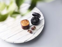 個人向け製品の主力のひとつであるBluetoothイヤホン／ヘッドホン。その組み込みソフトウェアの設計開発業務です。商品企画から参画し、要求分析のうえソフトウェア要求仕様書を作成。QCD管理に基づいて開発・実装していきます。
SoCへの組み込みを行います。