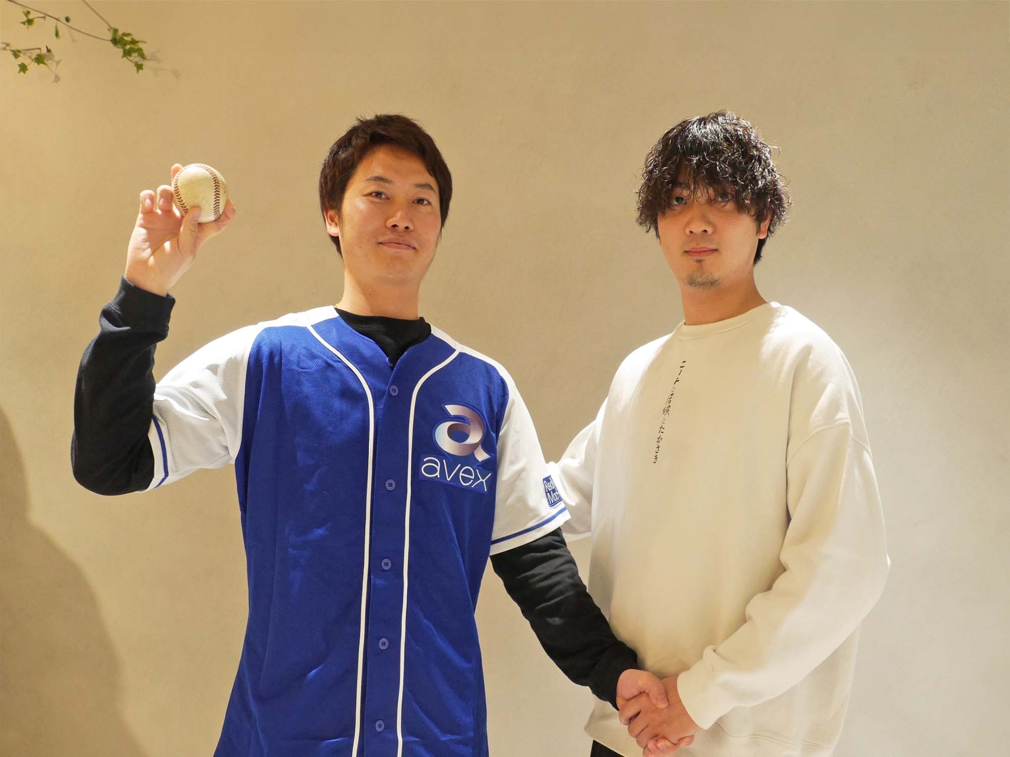後輩の島野さんと野球の名シーンを再現!エイベックス社員で構成されている野球チームにも所属しています!