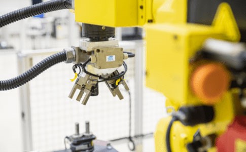 03 ロボット館見学 産業用ロボット・FA機器など実際に見学することができます。
(大阪・京都はオフィス見学)