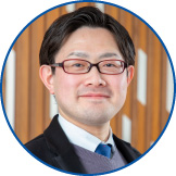 そうですね。私は2024年に第一子が誕生し、2週間の育休を経て復職しました。現在は富士急バスの八王子営業所長を務めています。以前は当直で運行管理業務に従事する日がありましたが、現在は子育て中のため日勤のみ。運行管理者の資格を保有している社員がサポートしてくれています。
