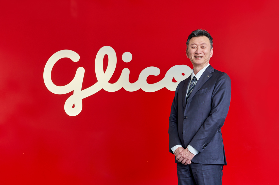 カテゴリー：役員インタビュー 
Glicoは、ブランドの価値向上や市場シェアではなく、お客さまにとって真に意味のある価値を提供したいという思いから、組織体制を一新し、DXを取り入れた経営にシフトしようとしています。「消費者の健康に寄与したい」という創業時の精神に立ち返り、DXを生かそうとする同社の取り組みと採用で求める人物像について、グループ人事部長のインタビューを掲載頂きました。