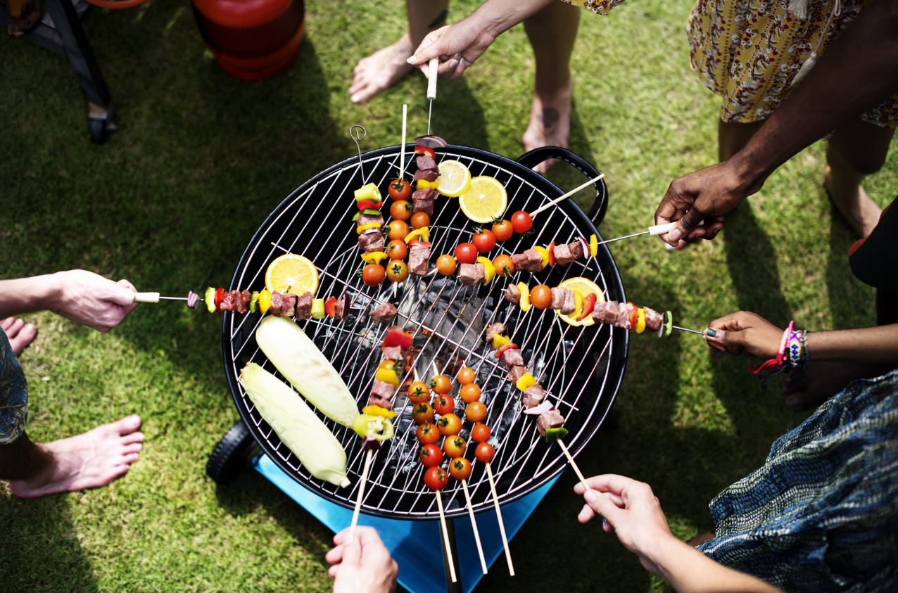 納涼夏祭りを本社の24階ルーフガーデンで開催。その日は職場見学会として、メンバーの家族やお子さんも招待します。