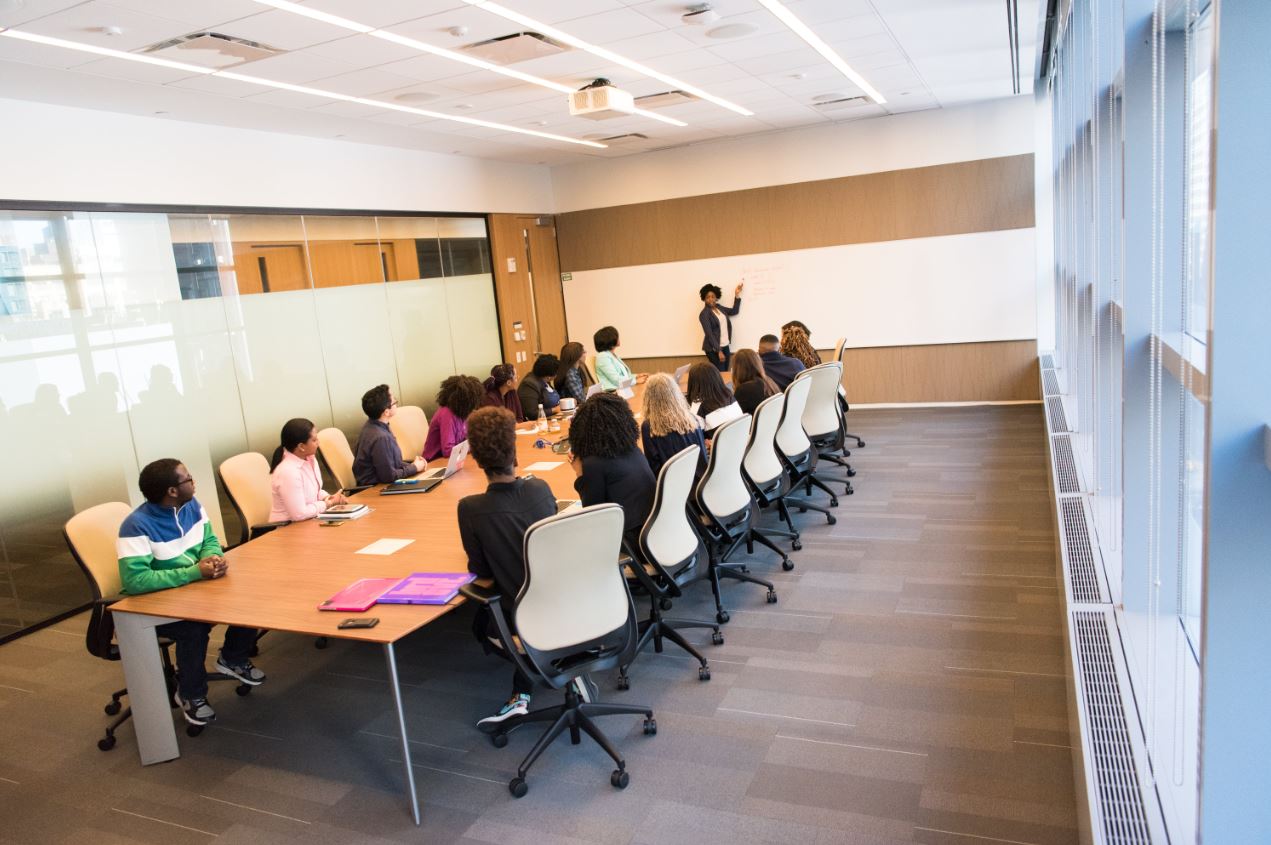 外部から招聘した研修講師や社内のコンサルタントによる研修を部署別・職種別に実施します。