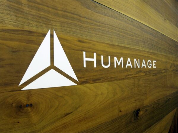 木目の上の「HUMANAGE」は新鮮！