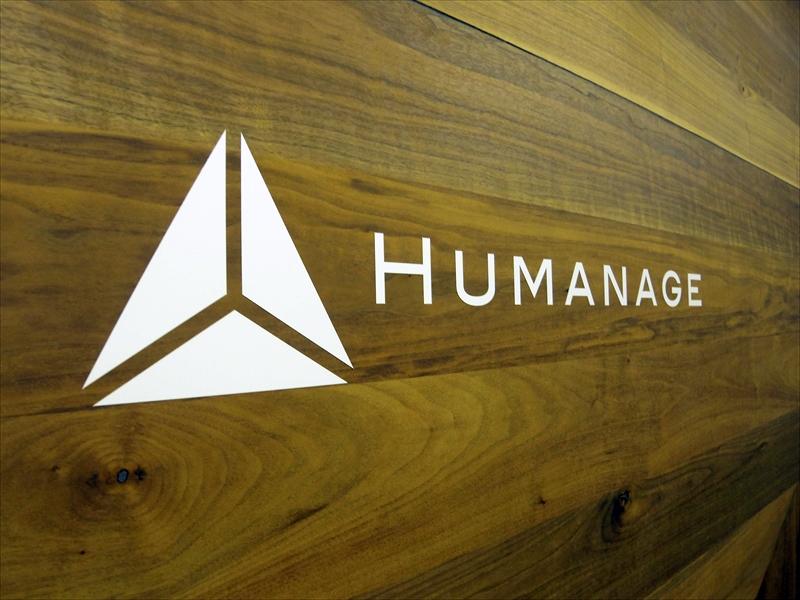 木目の上の「HUMANAGE」は新鮮!