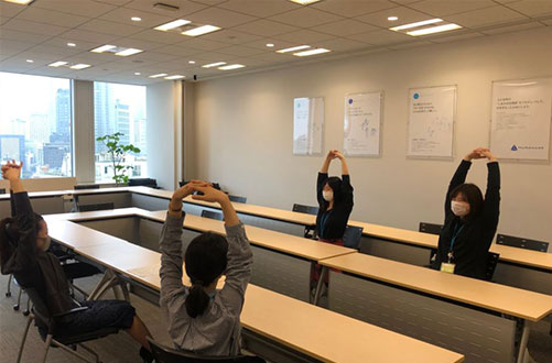 翌日のチームミーティングで、学んだストレッチを実践