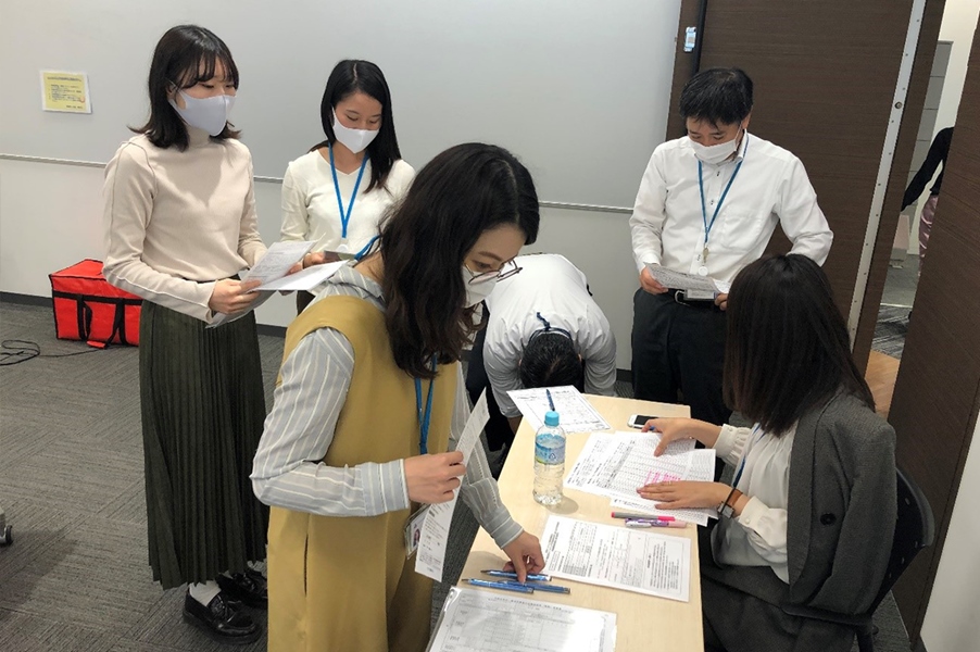 受付にて(「あっ、体温はかるの忘れた」「朝の体温ならわかるけど、それでいい?」等)
