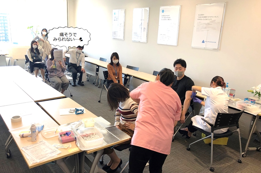 注射から思わず顔をそむけるメンバー(手前)と、その姿が痛そうで見ていられないメンバーの図
(終わったあとは、ふたりとも笑顔でした☺)