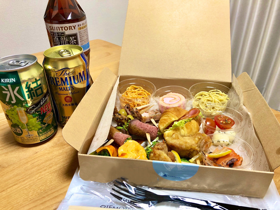 食事はこんな感じ。みんなのテンションがあがるように、中身をカスタムしたそうです。おいしかった~