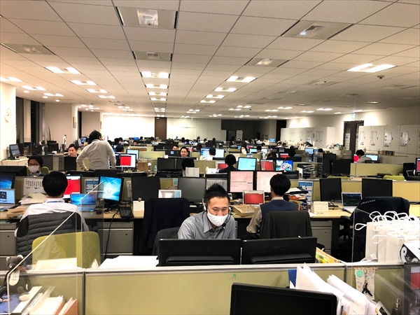 「難しい~」や「意外!」など、あちこちで笑い声が起こっています(前後左右を空けて、ソーシャルディスタンス厳守)