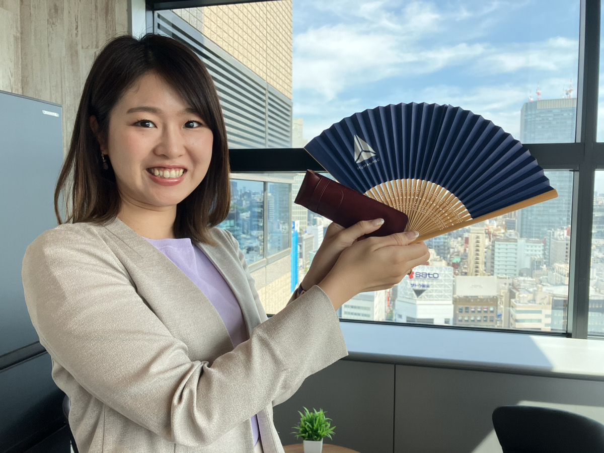 歴代のノベルティから、ご愛用者の多いレザーの「ペンケース」と、「扇子」