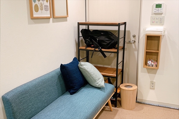 スタジオ内にはおしゃれな休憩&荷物置きスペースも
