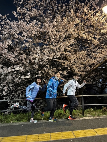 夜桜の前で(撮影時だけマスクを外しました)