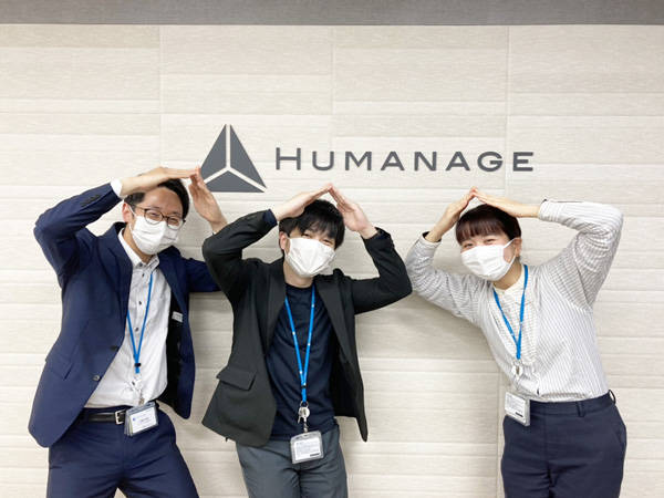 紀尾井オフィスのロゴ前で記念撮影(山登りトークで盛り上がったので、お山のポーズ)