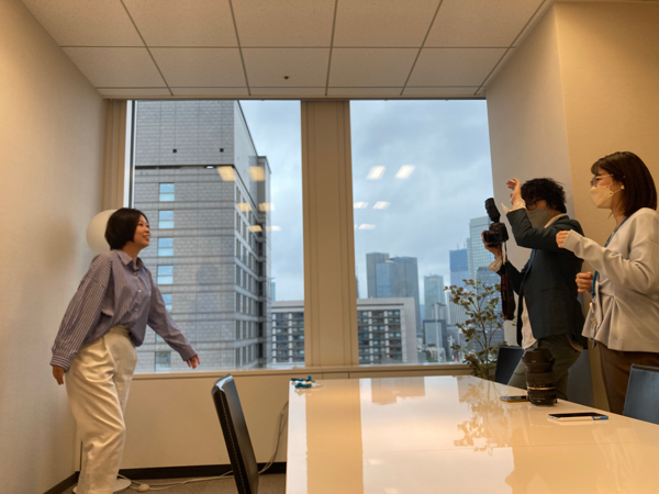 「はい、目線こっち!」。カメラマン(社員です)の指示は本格的