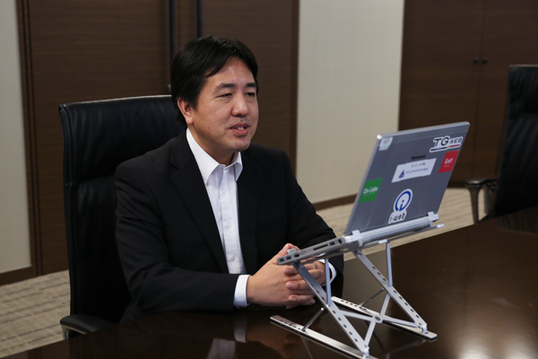 受賞コメント中(立派でした!)