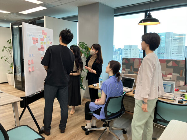 本社でのグループワーク中。アイディアを付箋にどんどん書き出していきます