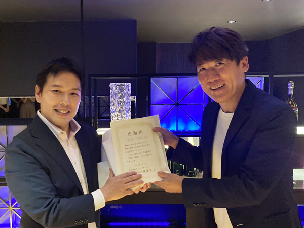 今年のアニバーサリーテアテ贈呈者は、計13名!メンバーも社長の齋藤さんも、うれしそう
