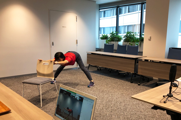 肩~足の裏側まで伸びるストレッチ。
仕事のあいま、立ち上がったときなどに、壁を使ってもできるそうです