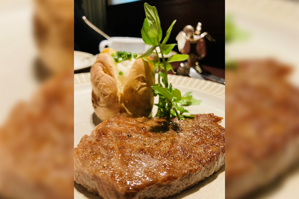 立派なステーキ。しあわせな味でした……✨