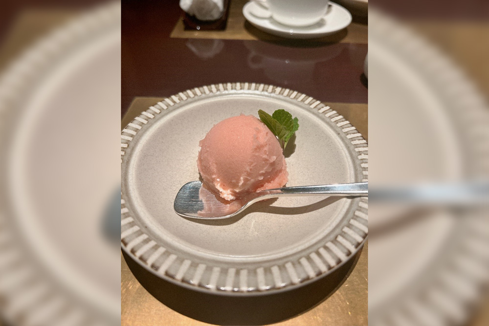 デザートは苺のシャーベット。堪能しました🍧