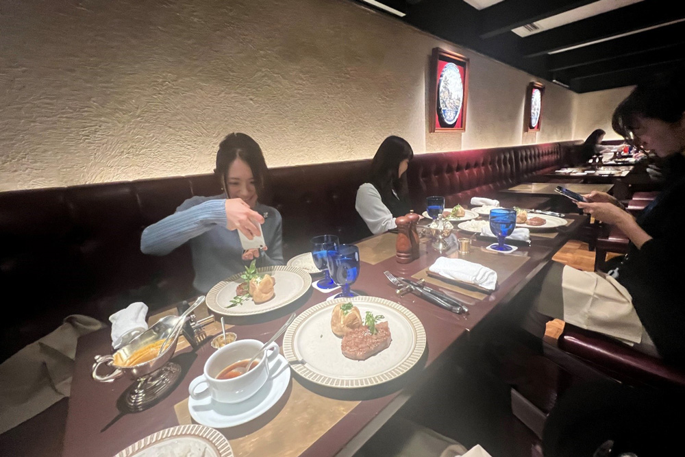 …と思ったら、料理がくるたびに「写真!写真撮らなきゃ📸」と大盛りあがり
