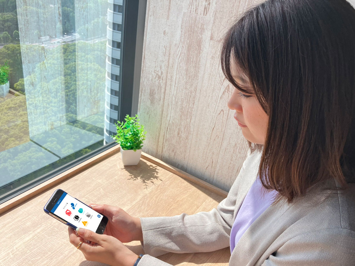 『i-web CONNECT』操作中!(撮影用に本当に一瞬、マスクをとってもらいました)