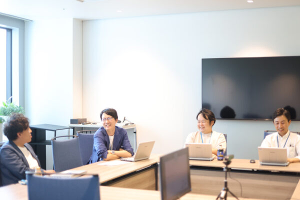 これから発表する人たち。休憩中、緊張をほぐすための雑談タイム