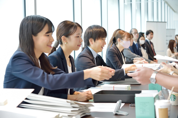 感謝をこめて、笑顔でお迎え