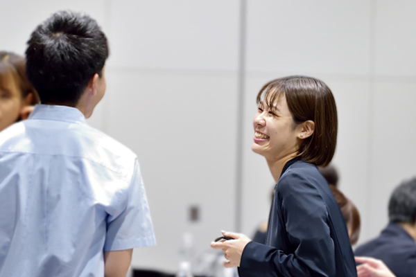 ごあいさつの輪があちこちで