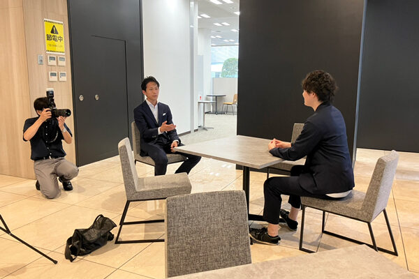 取材風景。ライターさんやカメラマンさんもいて、ちょっとドキドキ