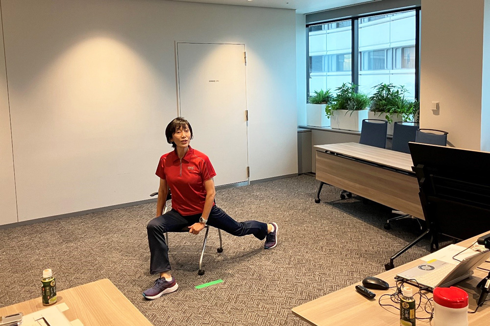 椅子をつかって全身を伸ばすストレッチ(ハード)