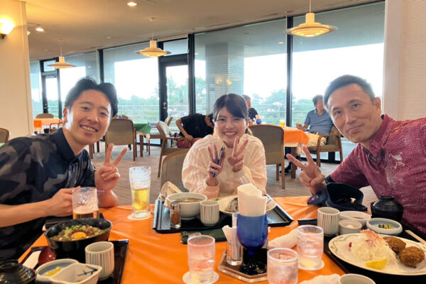 午前中のプレーを振り返りながらのランチタイム