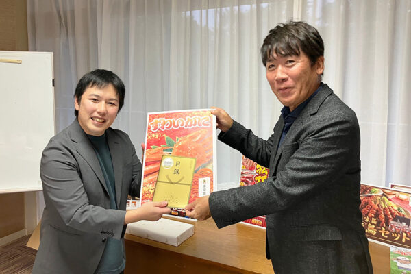 ゴルフ部部長(総合優勝)と齋藤さん(準優勝・ベスグロ賞)