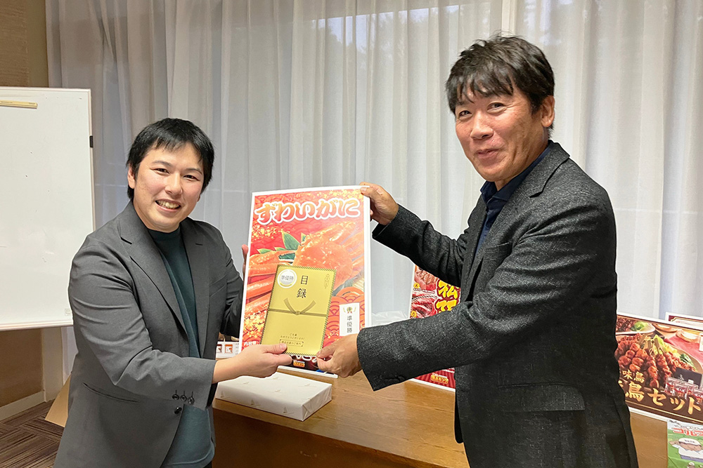 ゴルフ部部長（総合優勝）と齋藤さん（準優勝・ベスグロ賞）