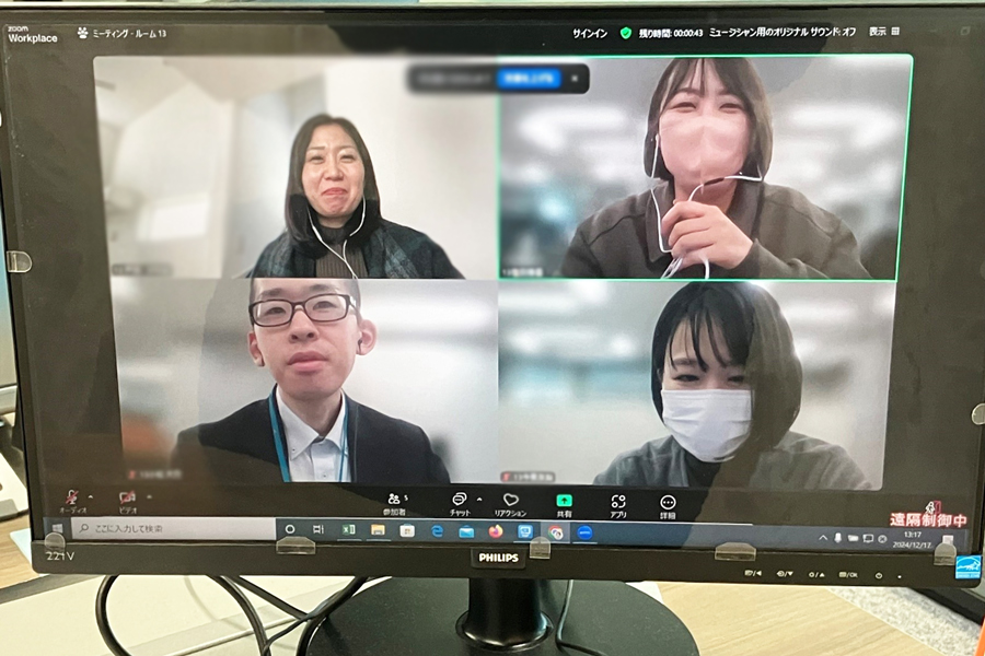 お互いの話をきいて、笑みがこぼれます